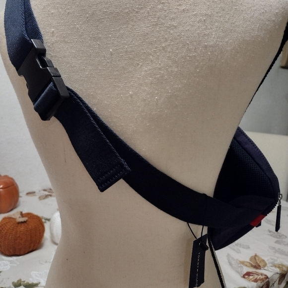 Men's Hayes Colorblocked Canvas Belt Bag Tommy Hilfiger. - Picture 3 of 9